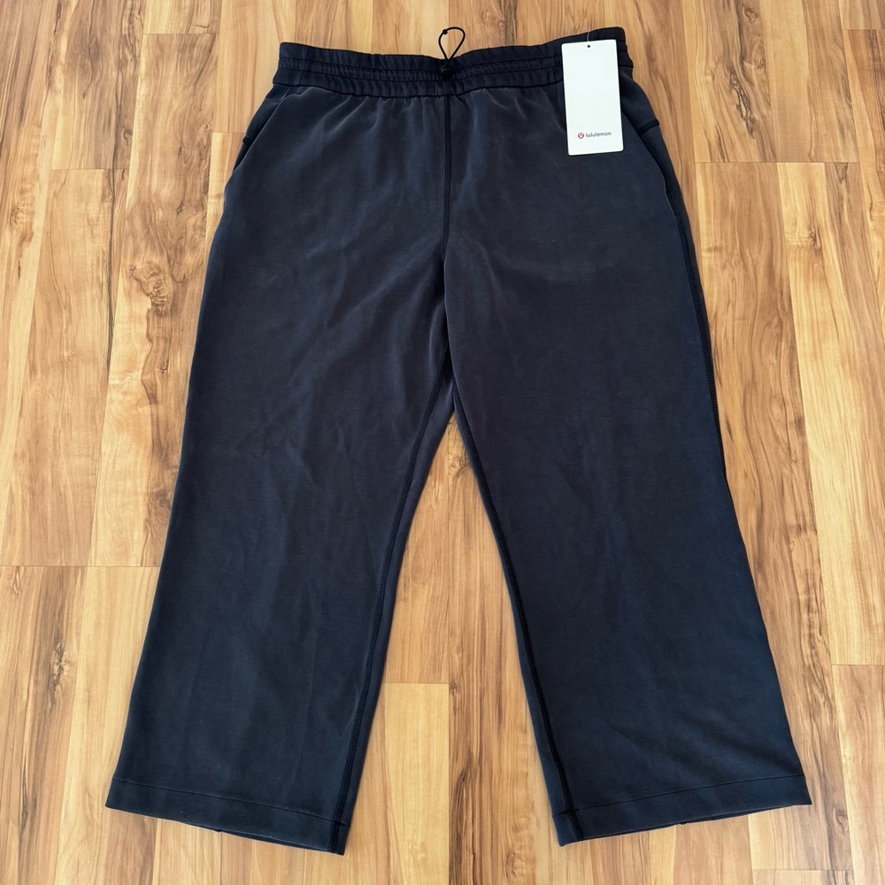 Lululemon Soft Straight Leg Cropped Pants NWT